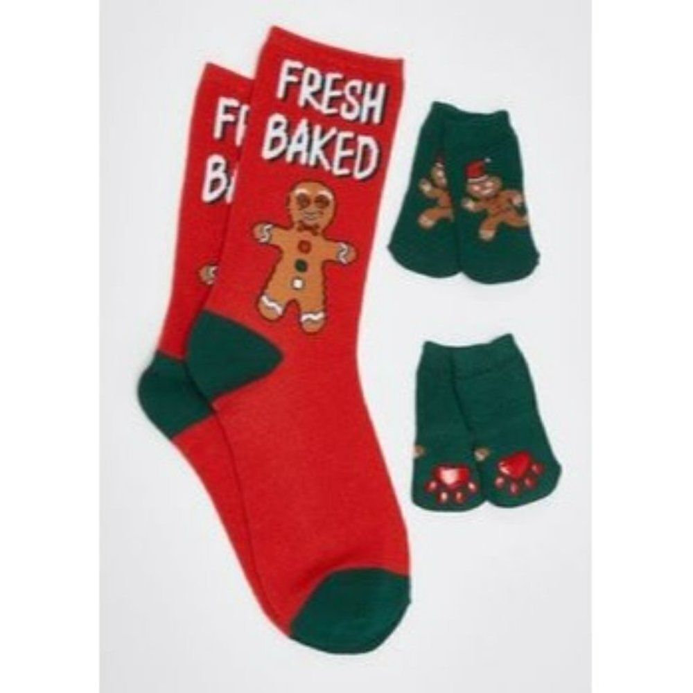 Red Fresh Baked Gingerbread Pet Matching Sock Set